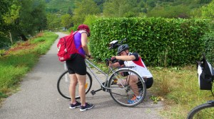 Olli helps anoter cyclists en route